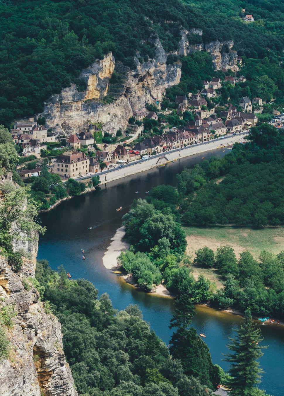 Free Image of Village by sea on rocky mountain  