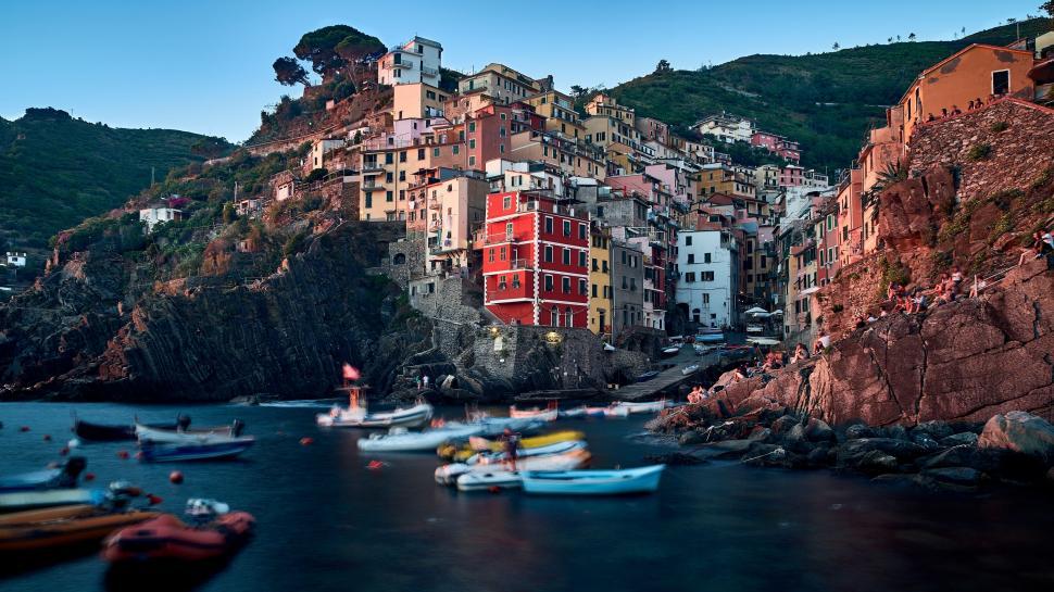 Free Image of Town with boats in ocean 