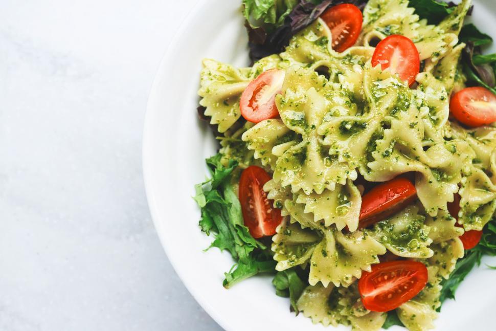 Farfalle con pomodori, carne di pollo, prezzemolo su fondo di pietra bianca,  dieta ipocalorica, vista dall'alto 7542704 Stock Photo su Vecteezy