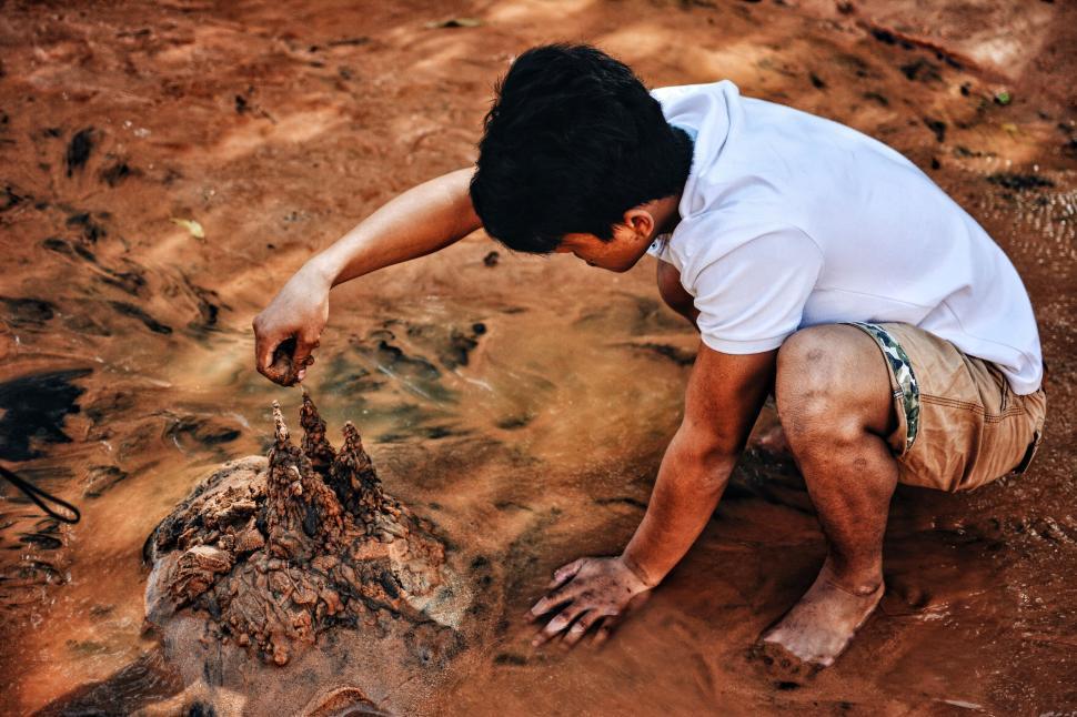Free Image of Sandcastle and Boy 