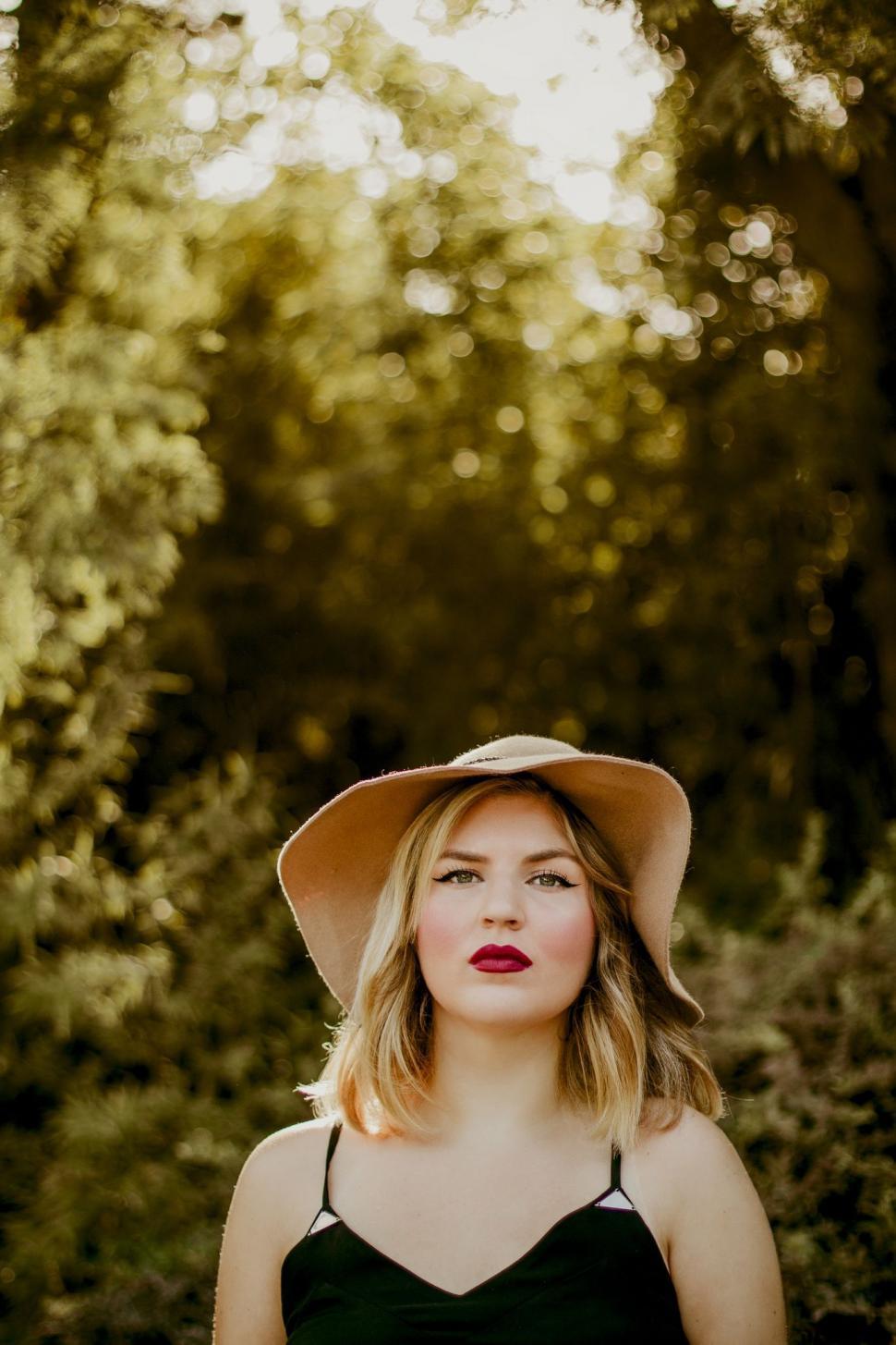 Free Image of Blonde Woman in hat - eye contact  