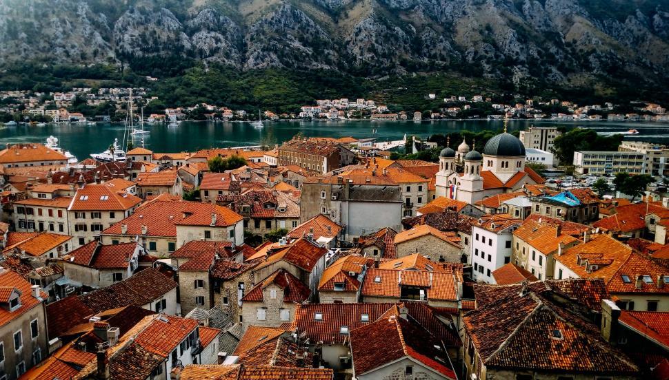 Free Image of Houses and Lake  