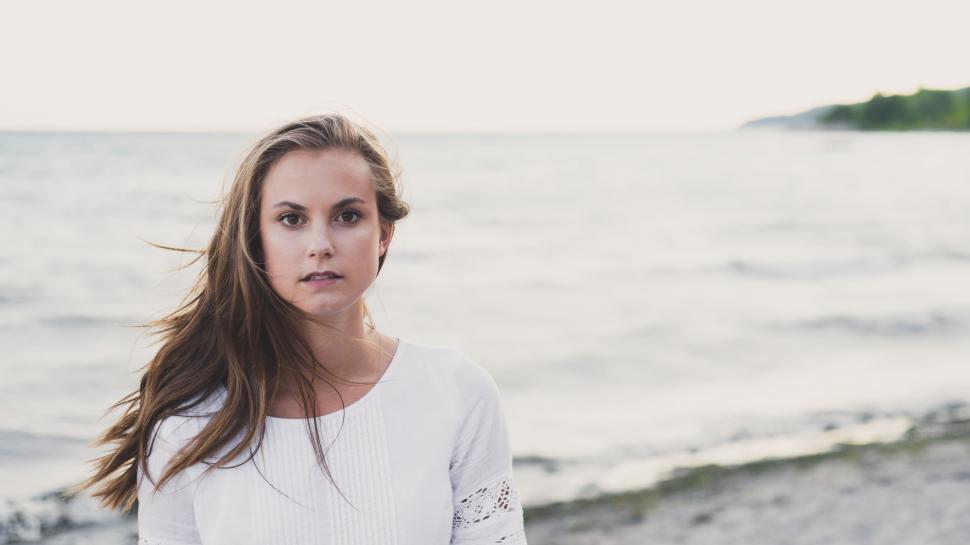 Free Image of Woman with open hair - eye contact  