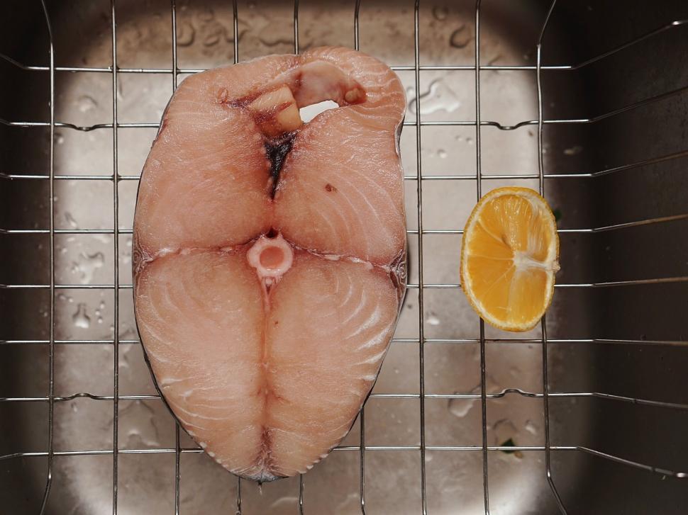 Free Image of Raw fish and lemon 
