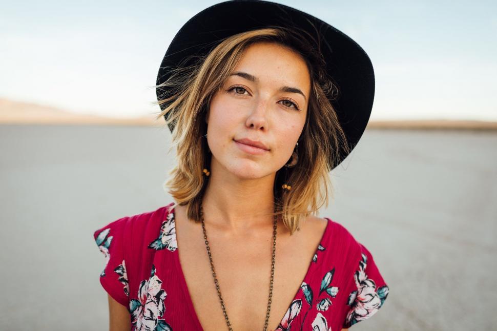 Free Image of Woman in hat and red dress  