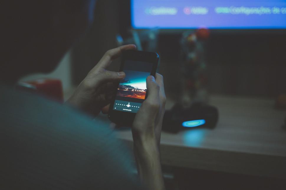 Free Image of Hands with iPhone 