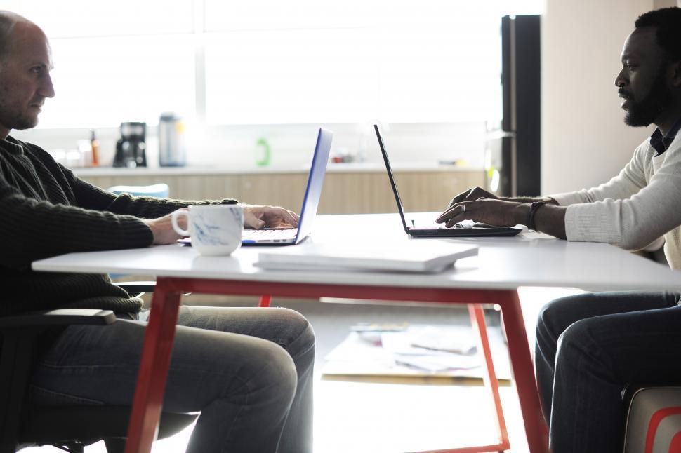 Free Image of Two colleagues in the office opposite each other 