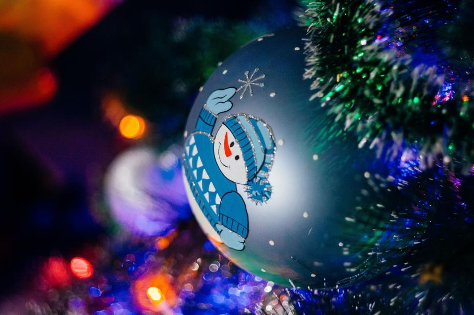 Free Image of Christmas Ball and bokeh lights  