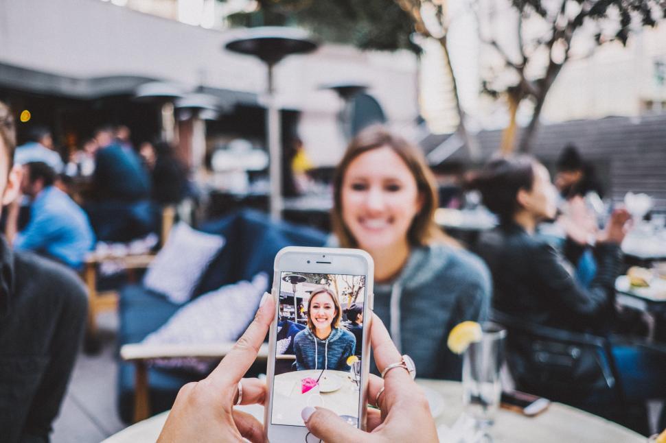 Free Image of Taking a picture of woman with smartphone 