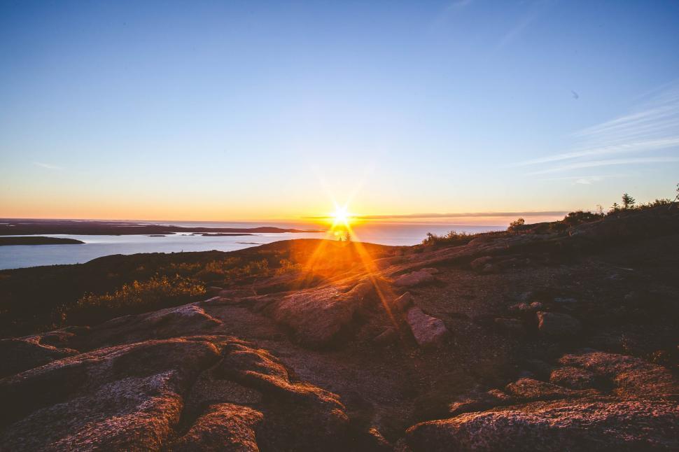 Free Image of Seashore and Sun  