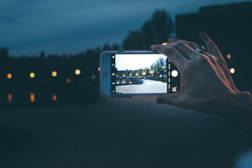 Free Image of Taking picture of empty walkway with iPhone in the evening 