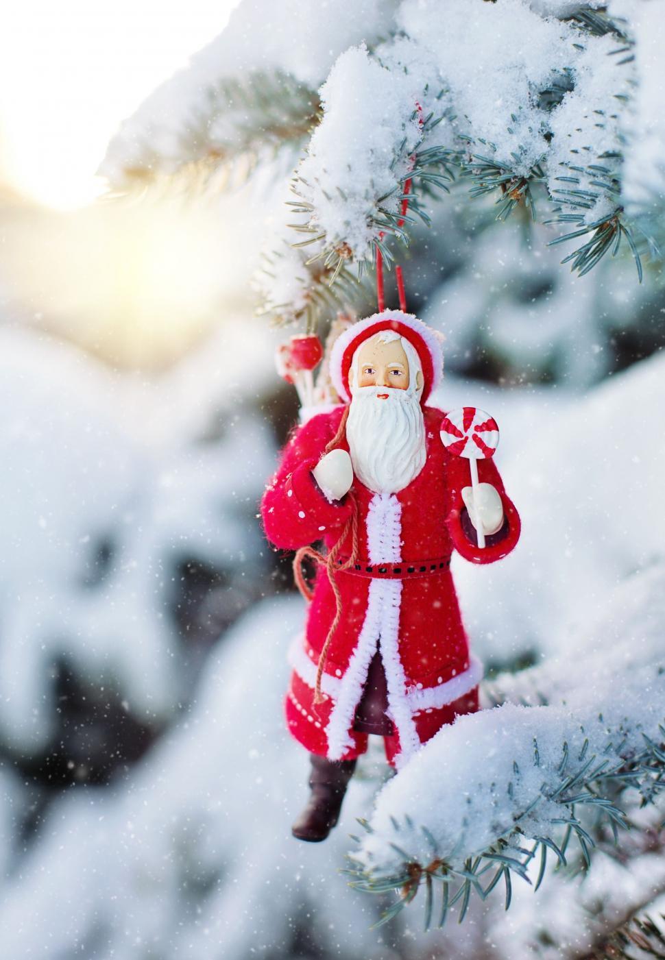 Free Image of Christmas Ornament - Santa Claus With Candy 