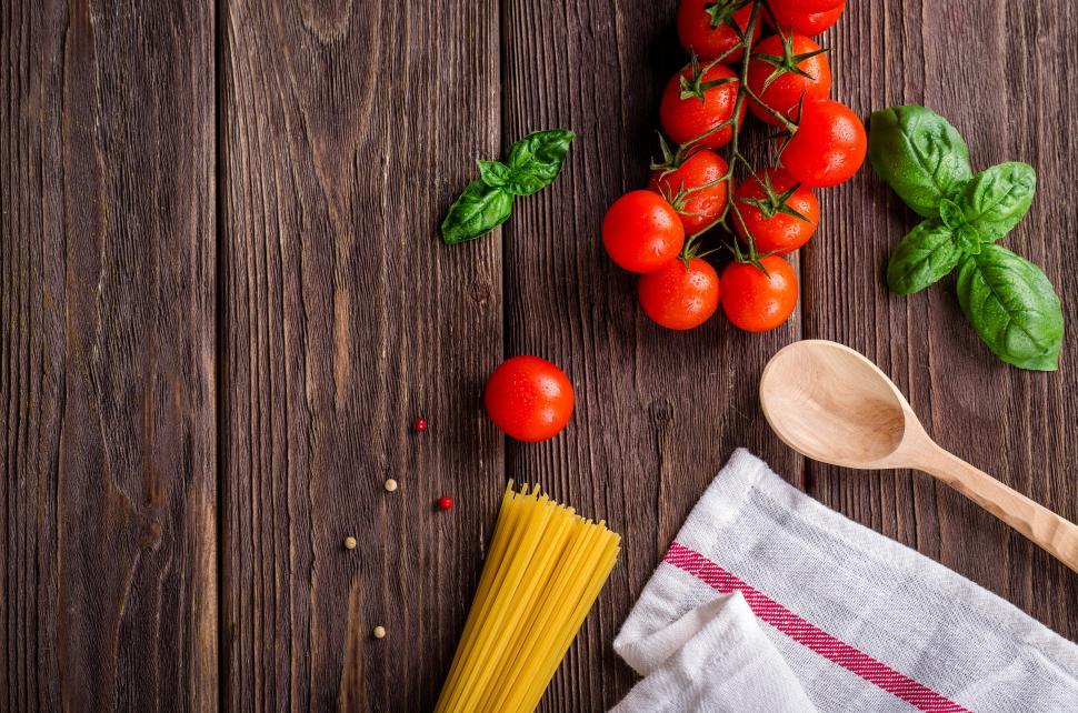Free Image of Overhead view of a bundle of raw spaghetti and fresh tomatoes 