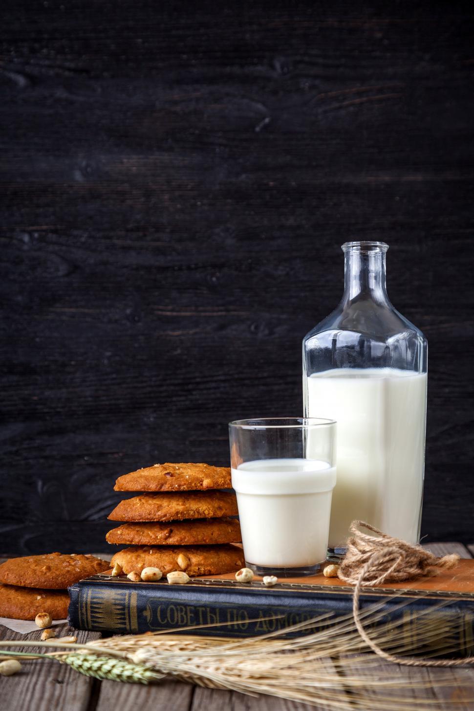 A Glass of Milk; Pitcher of Milk – License Images – 77175 ❘ StockFood