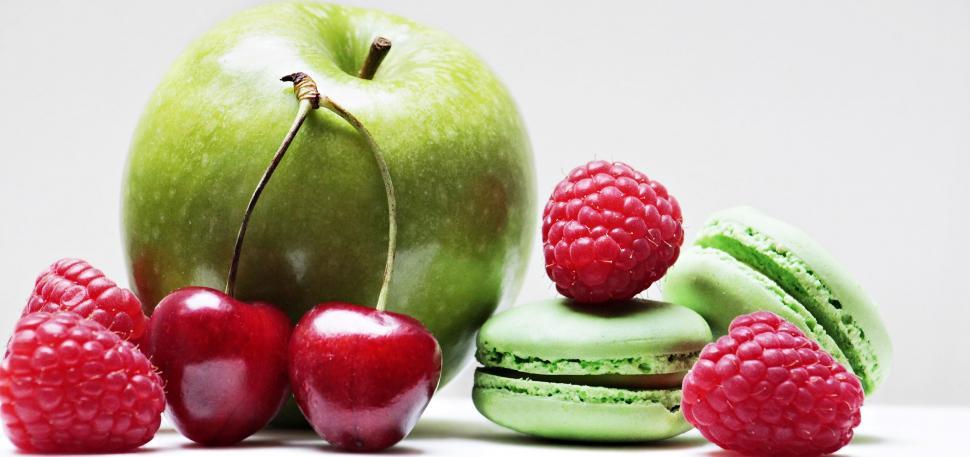 Free Image of Fresh fruit and patries 