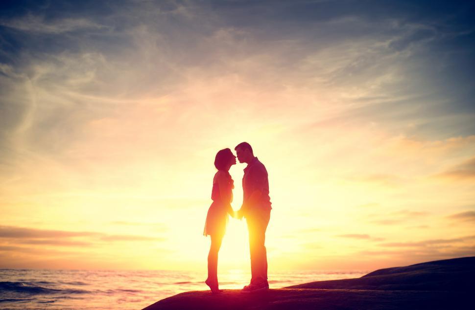 Poljubite osobu iznad - Page 27 Couple-kissing-at-sunset-on-the-beach