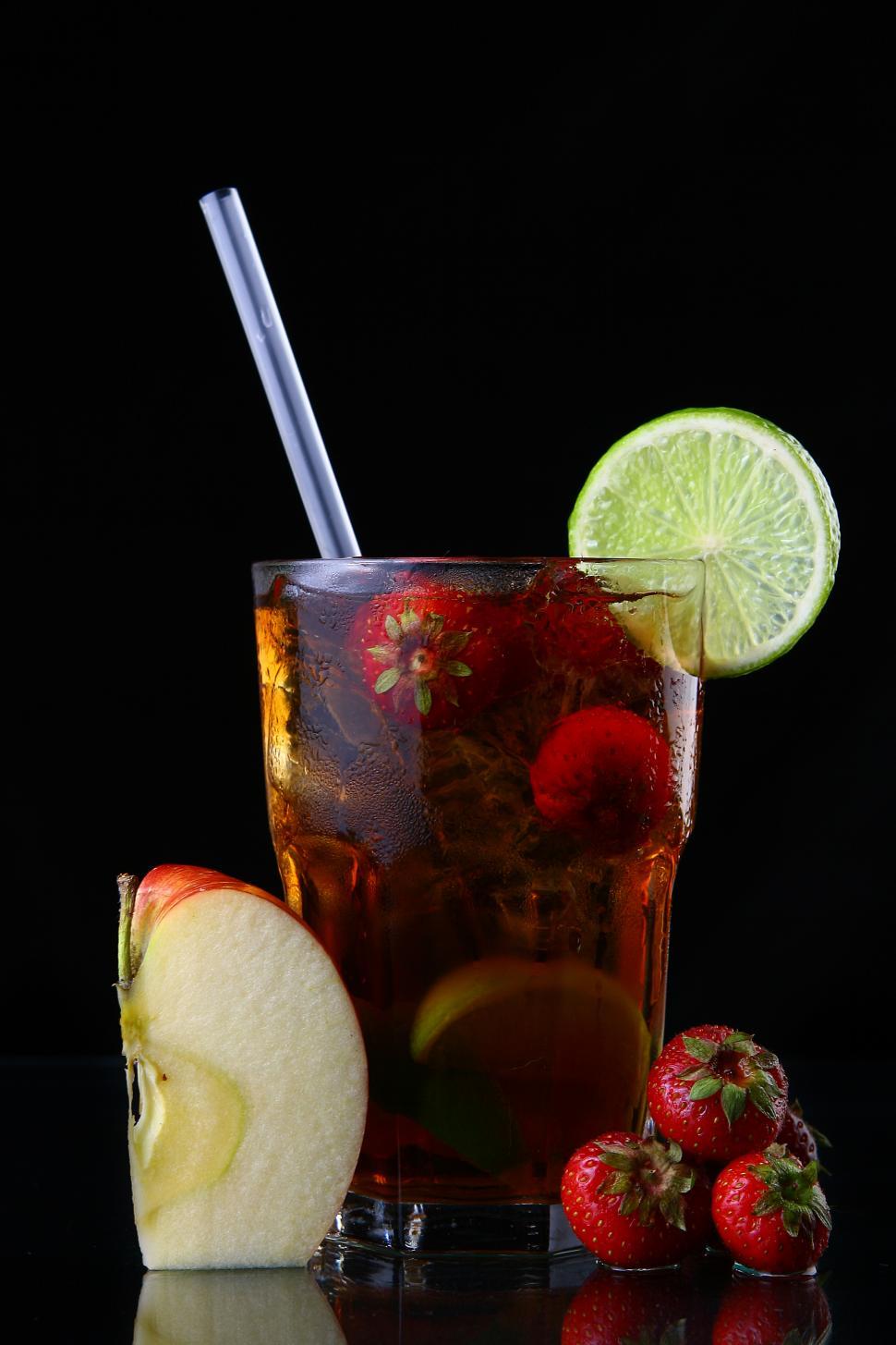 Free Image of fresh ice tea glass with lime and other fruit 