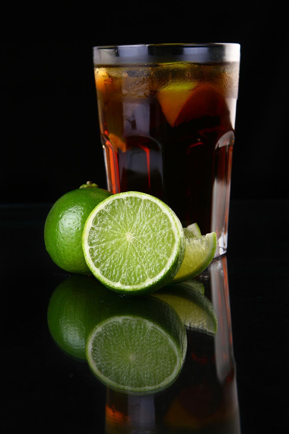 Free Image of fresh ice tea glass with lime 