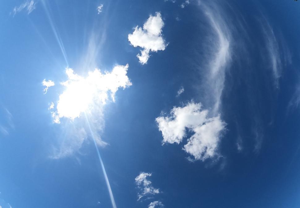 Free Image of Clouds and sun in the sky  