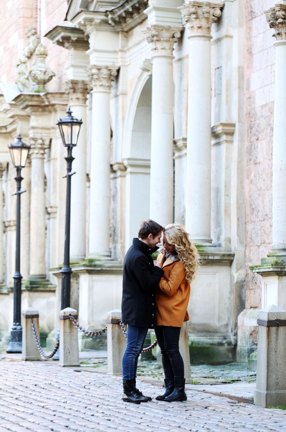 Free Image of Fashionable couple on the street 