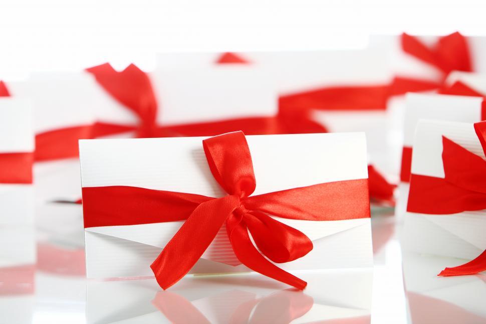 Free Image of Gift envelope with awesome red bow 