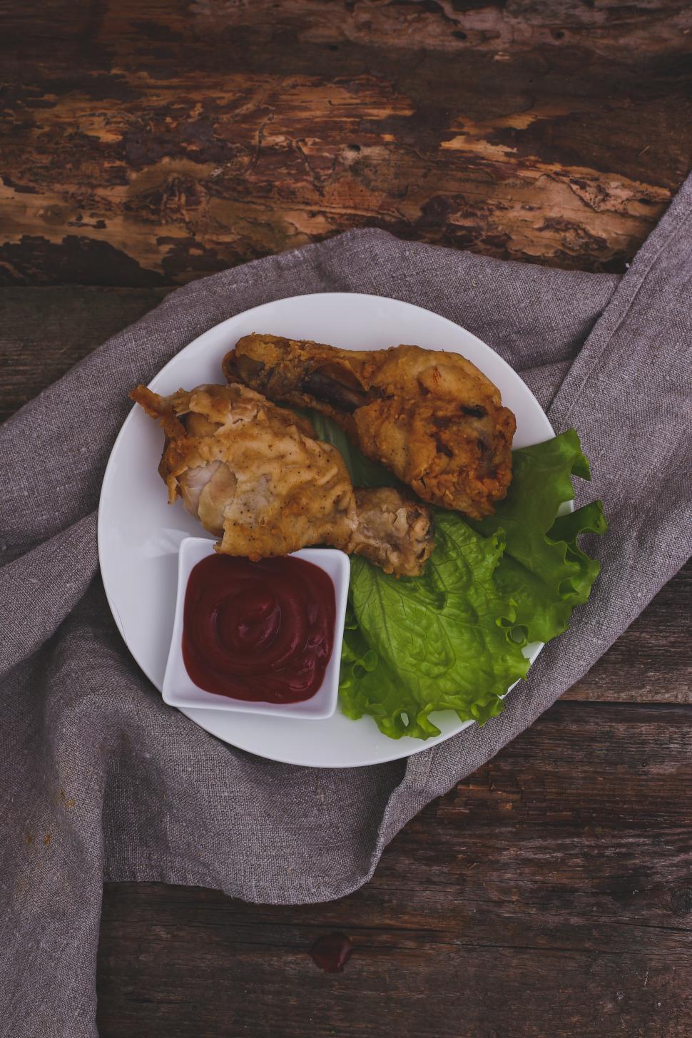 Free Image of Plate of delicious chicken legs 
