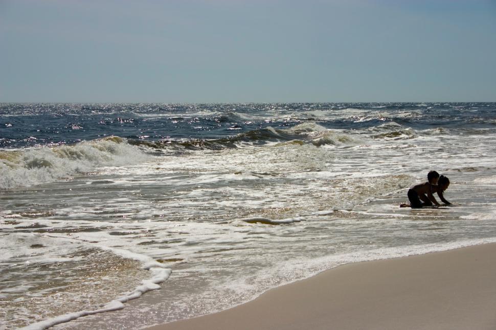 Free Image of Ocean play 