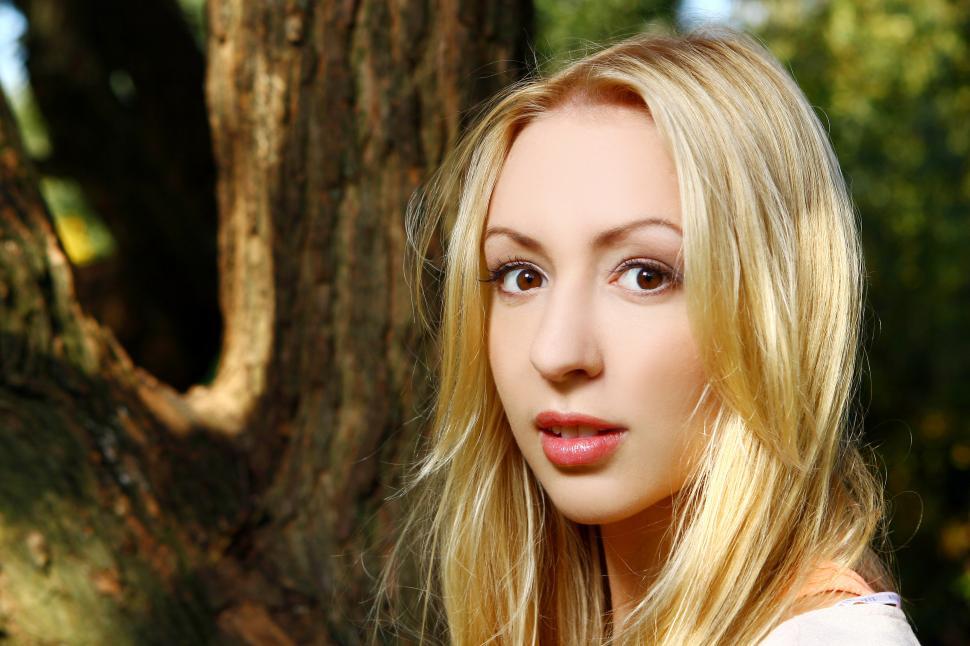 Free Image of Young and attractive lady in park 