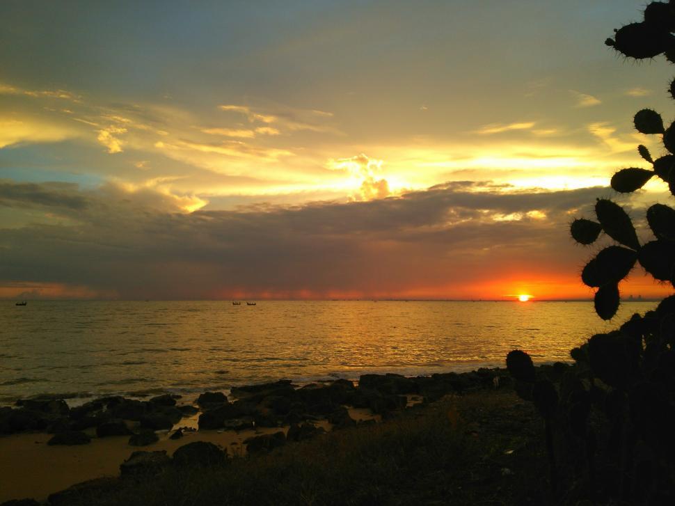 Free Image of Sunrise above the sea  