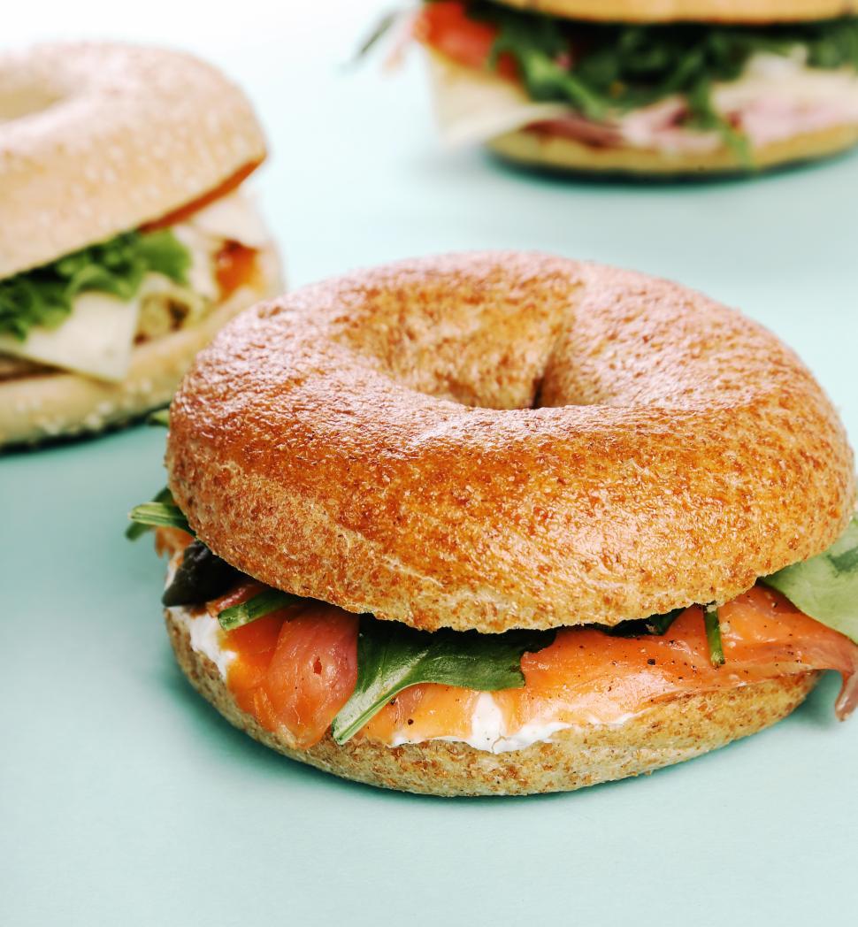 Free Image of Bagel sandwich with salmon and greens 