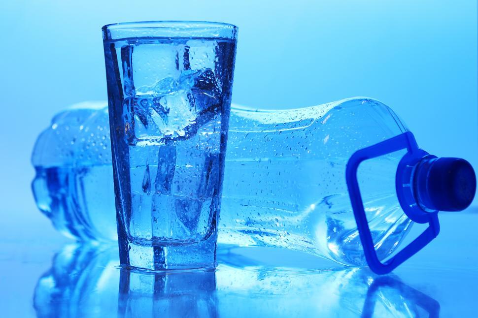 free-stock-photo-of-crystal-clear-water-with-ice-and-water-bottle