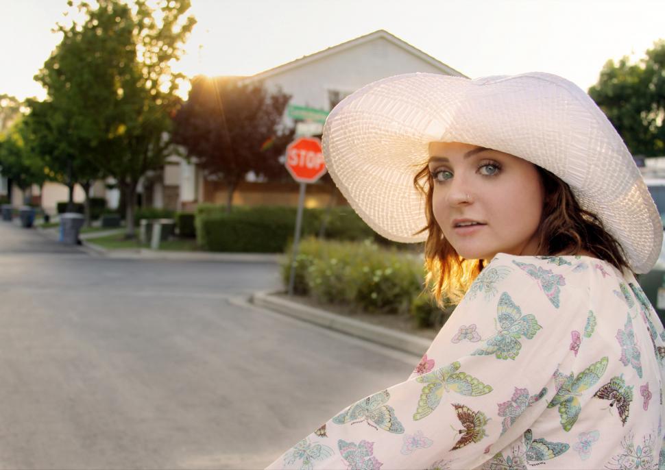 Free Image of Stylish woman with hat 