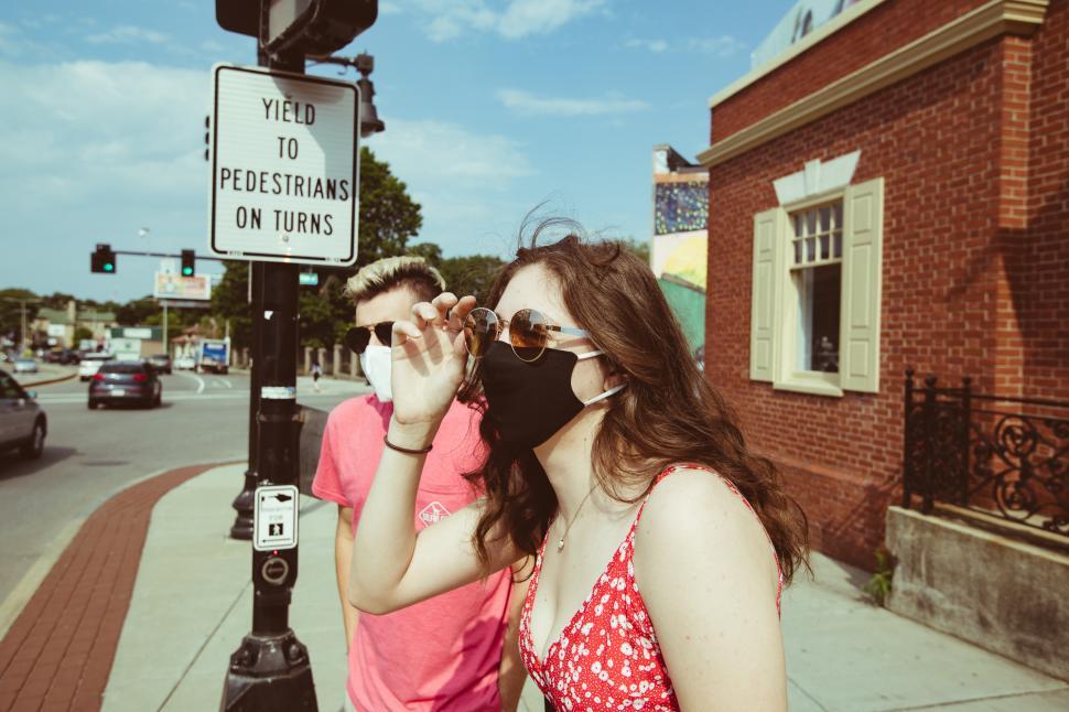 Free Image of Man and woman with face masks on the street - Corona Protection 
