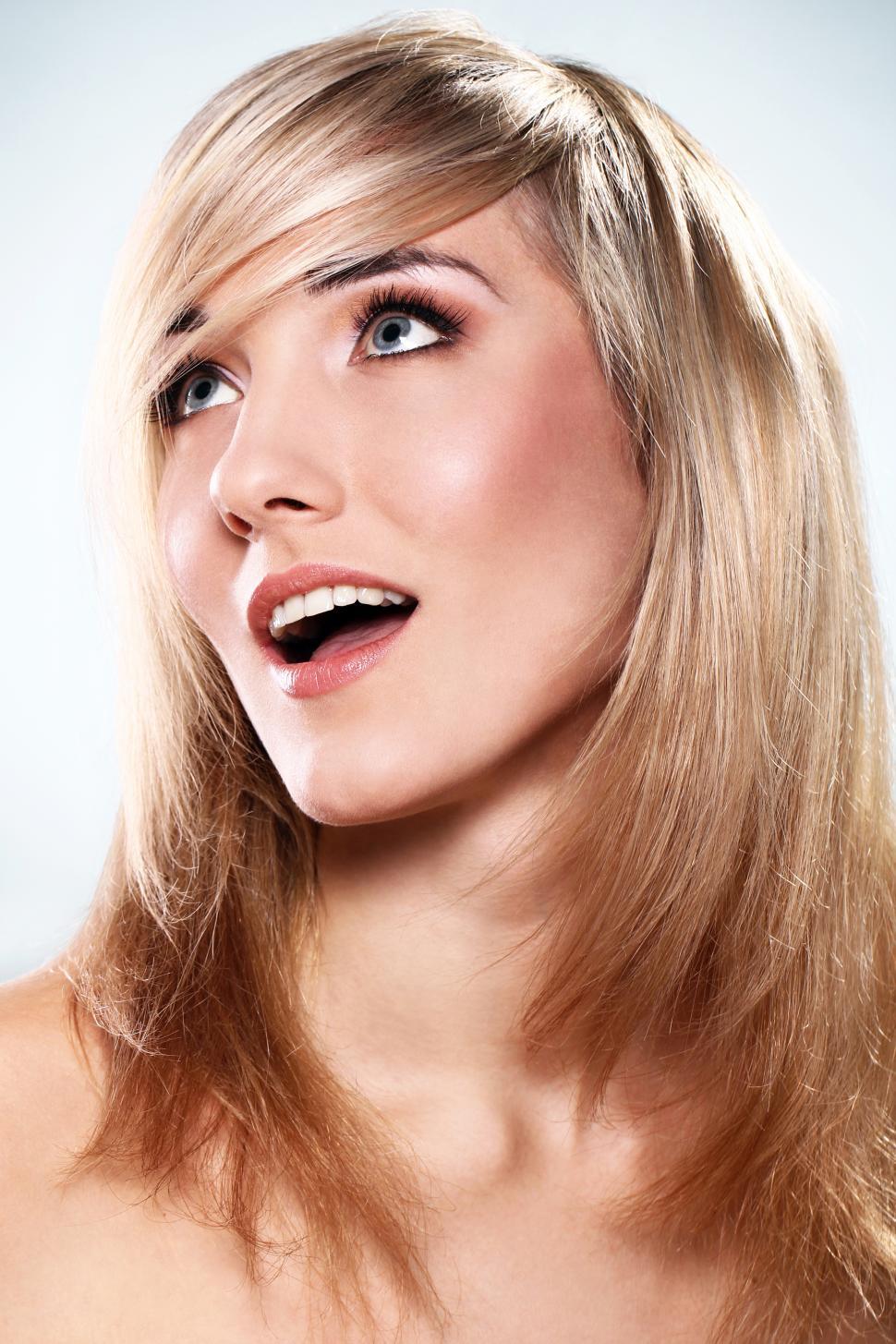 Free Image of Portrait of attractive young woman, head turned 