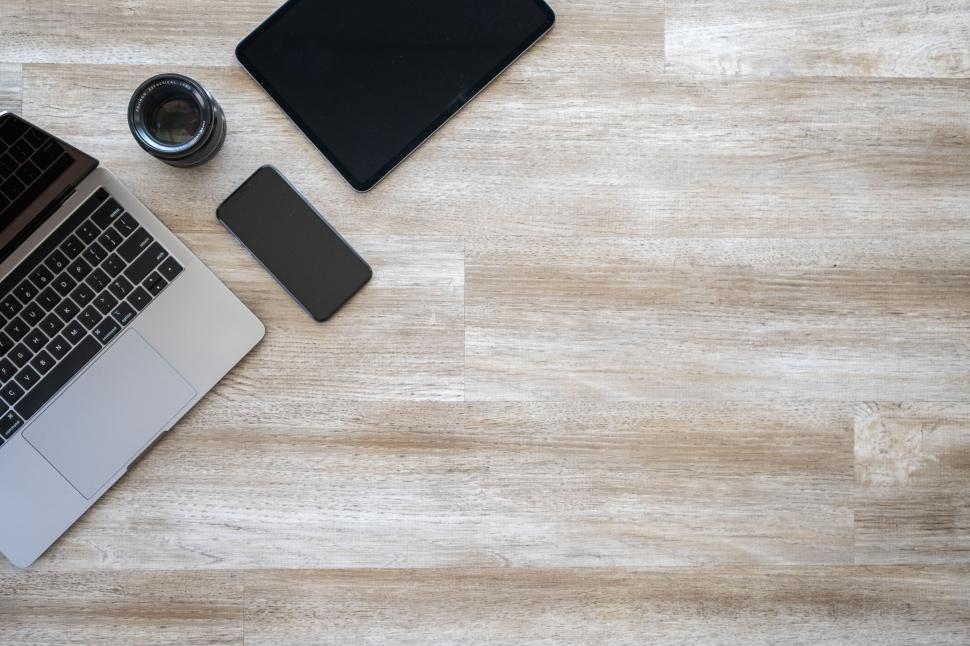 Free Image of Laptop and Smartphone on table - copy space 