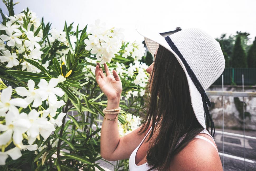 Free Image of Stylish woman with white flowers 