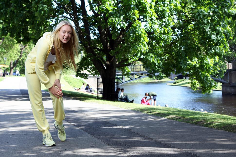 woman-with-leg-injury-with-jogging.jpg