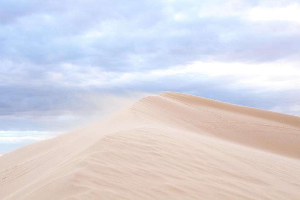 Free Image of Desert and sky 