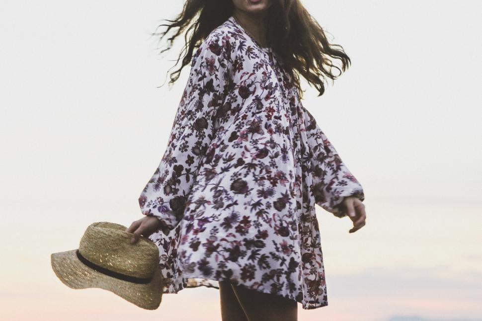 Free Image of Woman with hat 