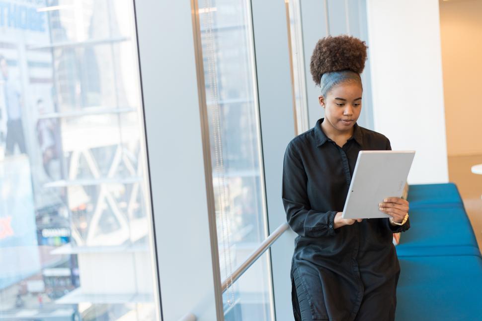 Free Image of Woman working with tablet computer in office 