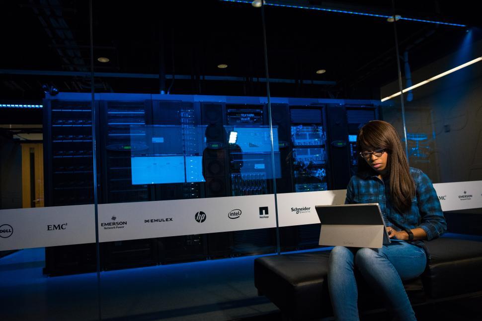 Free Image of Woman engineer with laptop in data center 