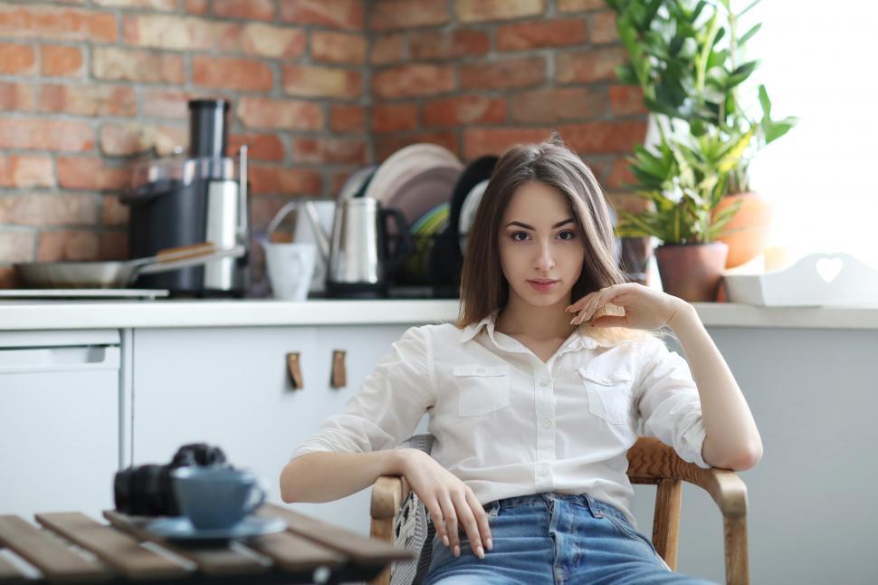 Free Image of Woman in cafe, looking at the camera 