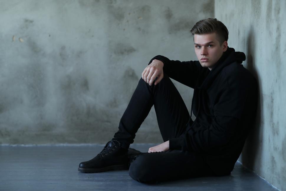 Free Image of Handsome man in black 