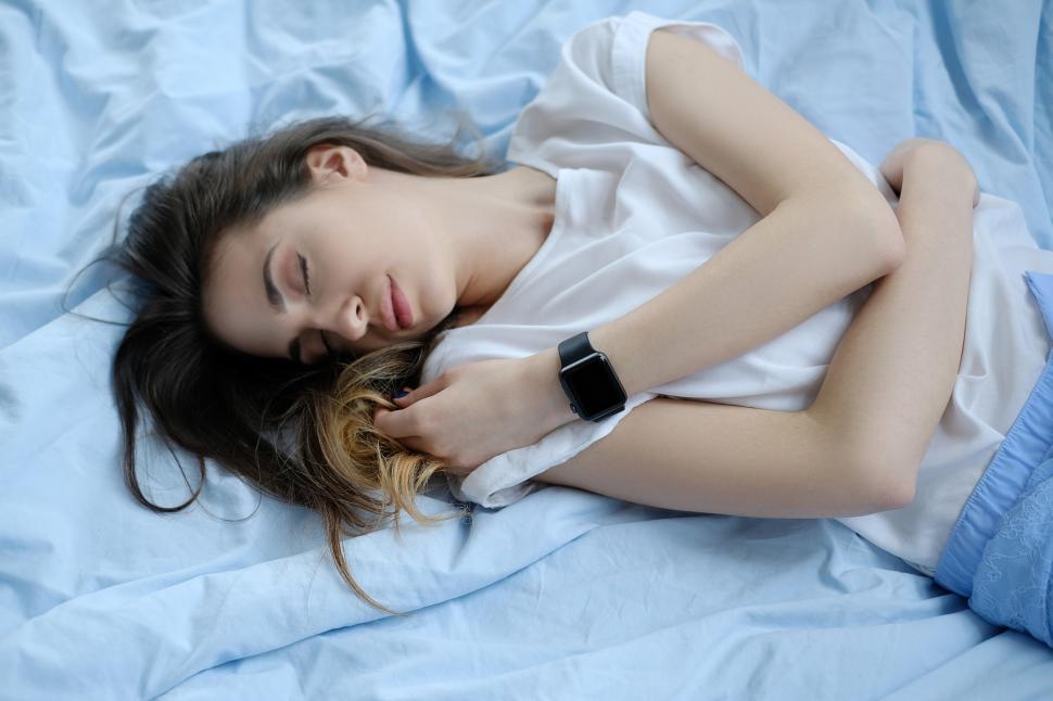 woman-sleeping-with-smartwatch.jpg