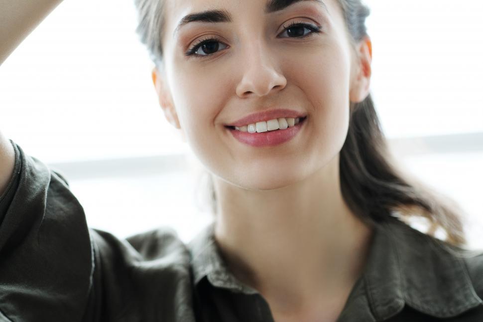 Free Image of Woman looking at the viewer 