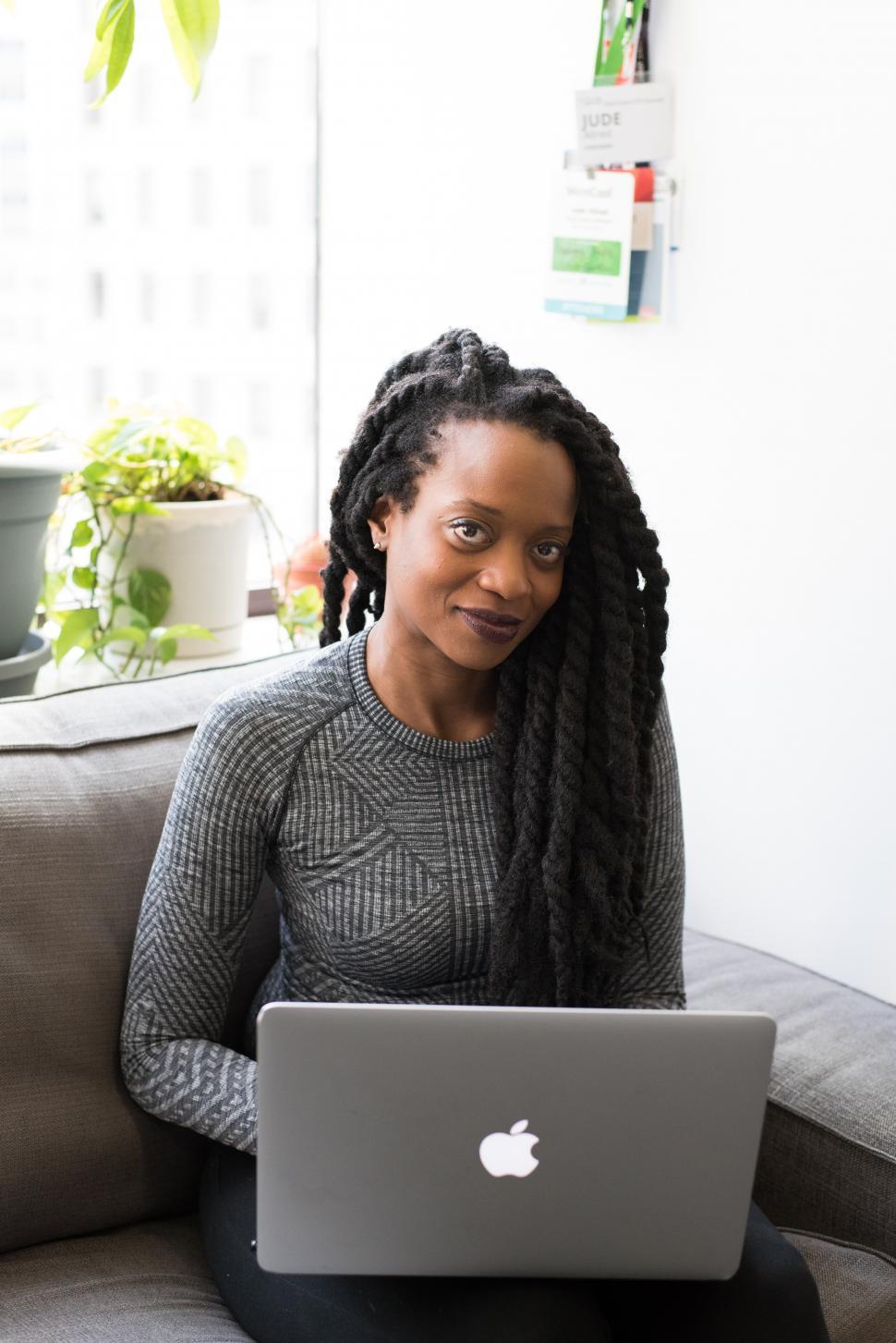Free Image of Woman with laptop - eye contact 