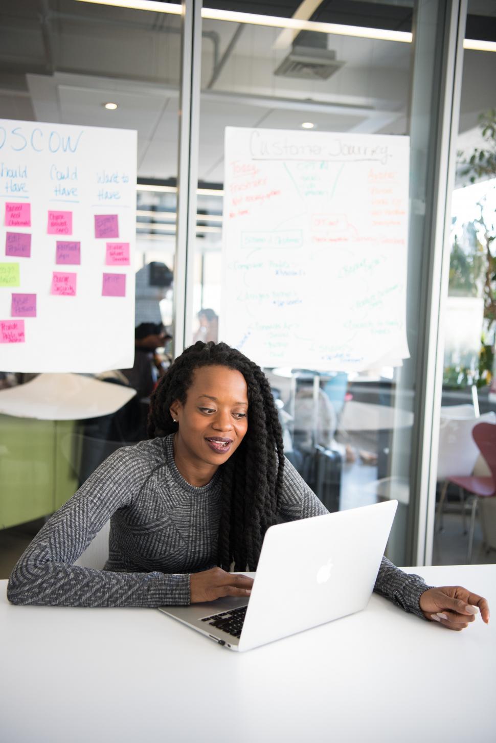 Free Image of Businesswoman with laptop 