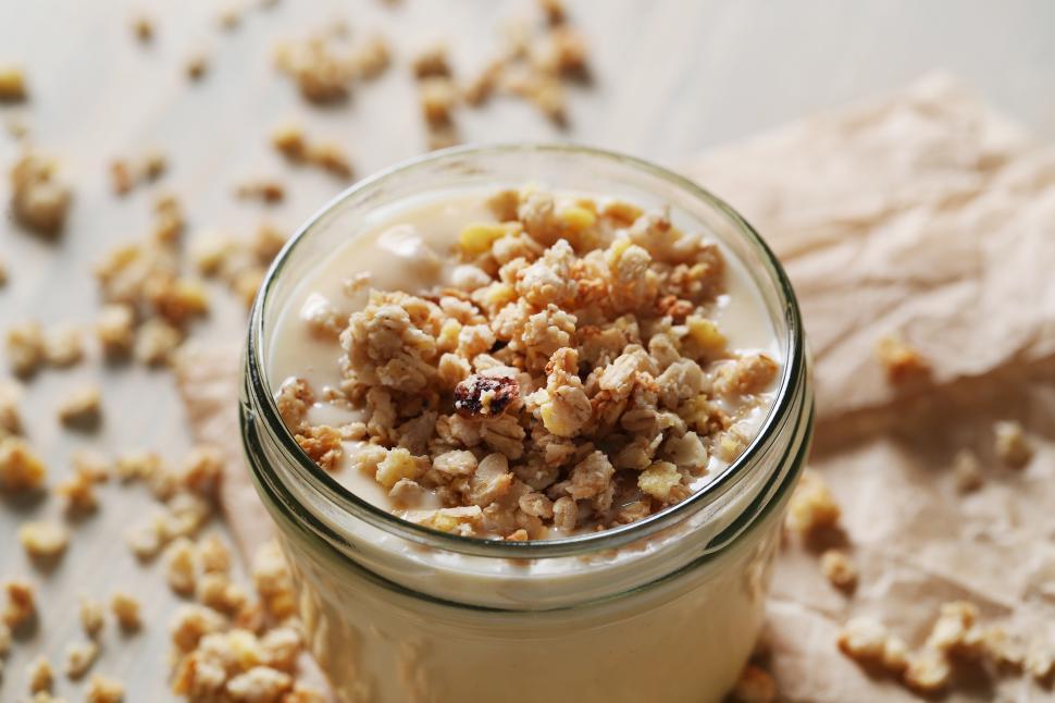 Free Image of Yogurt and granola 