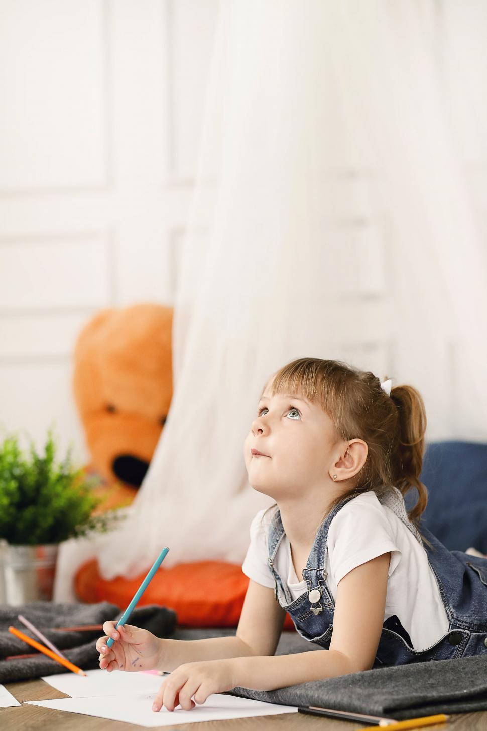 Free Image of Little girl at home drawing 
