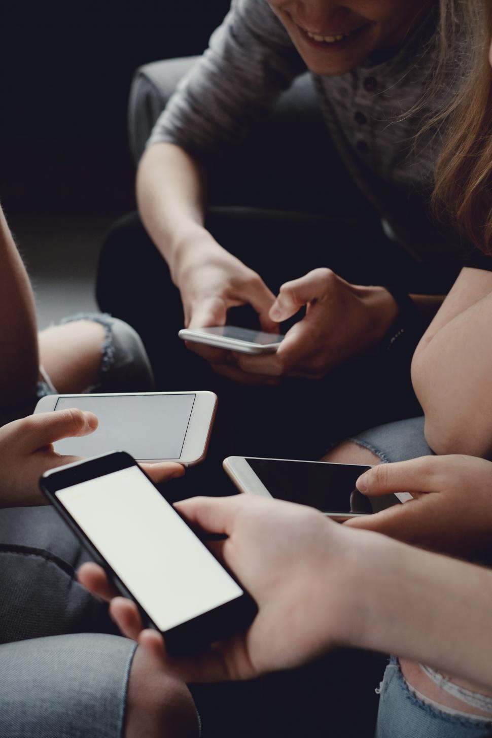 Free Image of Phones with blank screens 